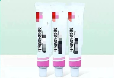 ͷƤ֬����ë���׵�֢״